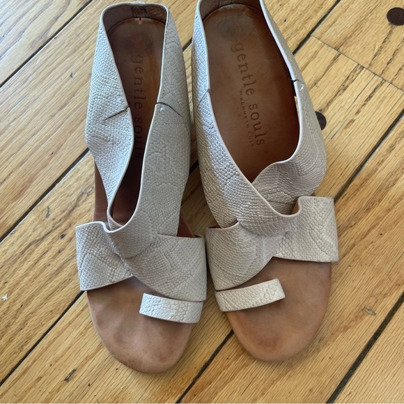 Gentle Souls by Kenneth Cole snake print wedge sandals women 6 neutral - Picture 3 of 4